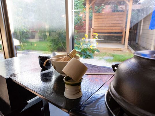  茶室と庭を望む景色  