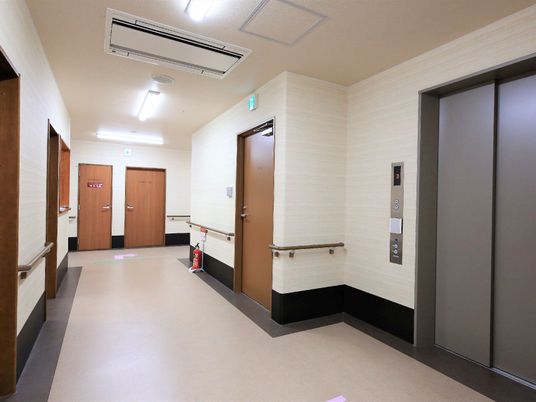 清潔な施設の廊下 