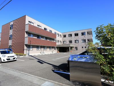 日差しの中の建物外観