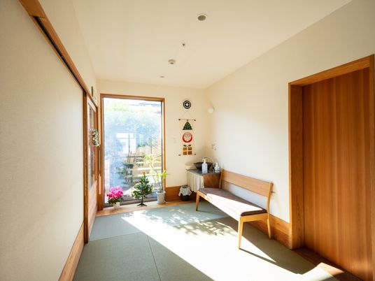 和室の明るい入口