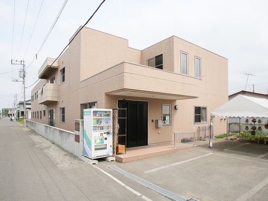 ピンクの建物のエントランス