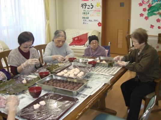 手作業でお菓子を作る人々
