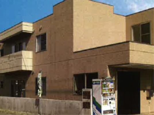 明るい外観の建物