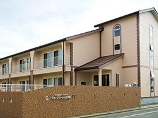 明るい外壁の建物外観