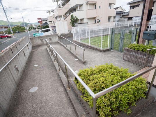 施設のアプローチ通路