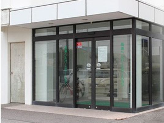 自動ドア付きの正面入口