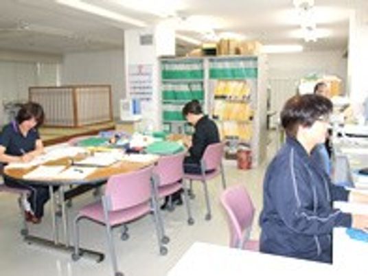 職員が働く様子の部屋