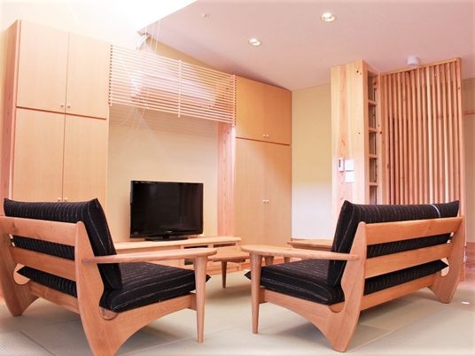 木製家具の和室ラウンジ