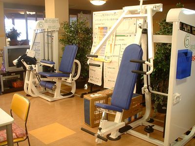 運動機器と掲示物がある空間