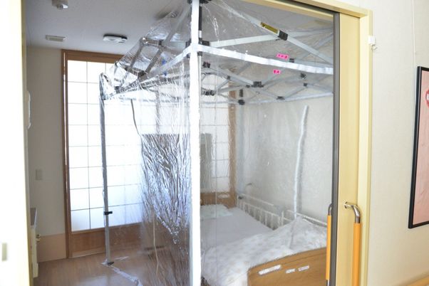 簡易ベッドのある居室