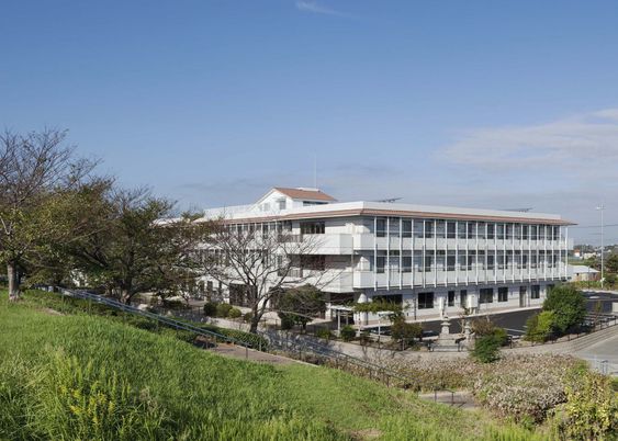 白い建物外観