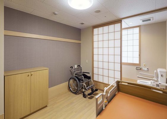 椅子とベッドのある部屋