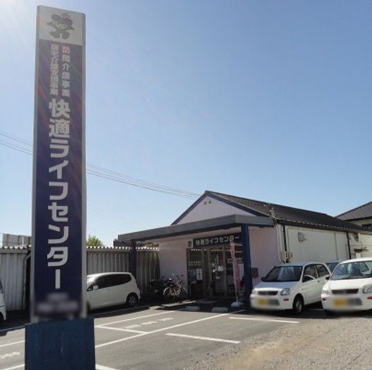 駐車場がある建物外観