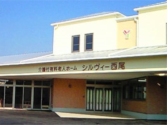 明るい外観の施設入口