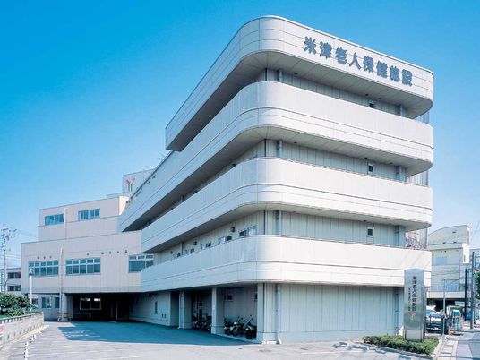 広々とした建物の外観