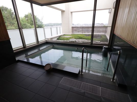 広々とした明るい浴室