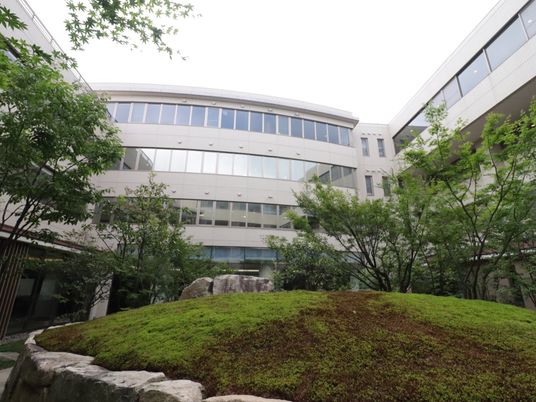 緑に囲まれた建物外観
