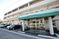車が並ぶ建物の外観  