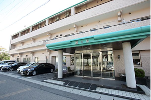 車が並ぶ建物の外観  