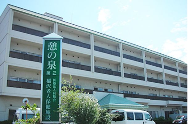 近代的な白い建物外観  