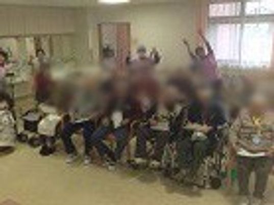 明るい集団の様子