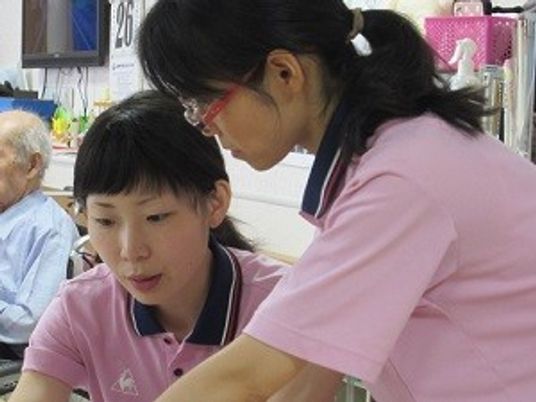 スタッフが対応する様子