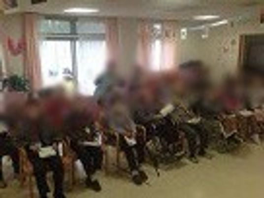 集まりの様子が見える室内