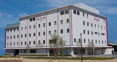 白い建物の外観