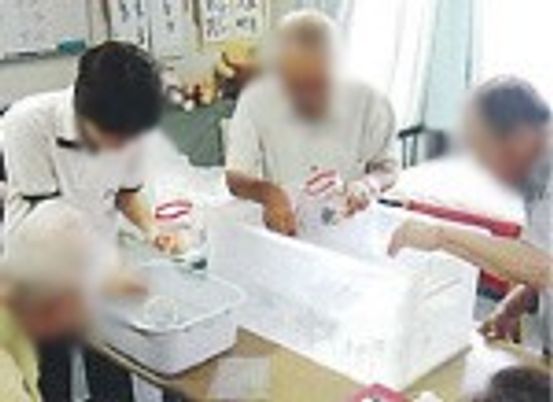 活動を楽しむ様子の室内  