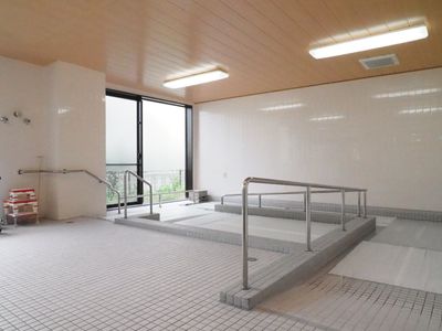 広々とした明るい浴室