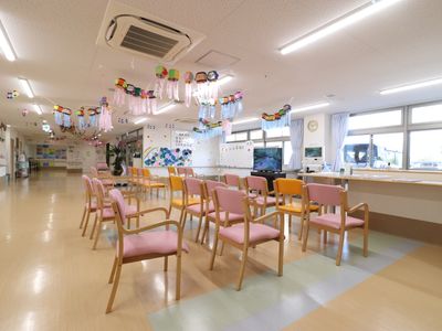 多彩な椅子の明るい食堂