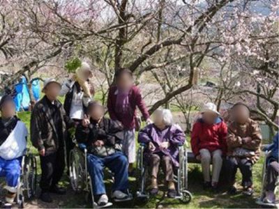 花見を楽しむ人々