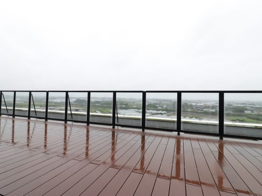 雨に濡れたテラス