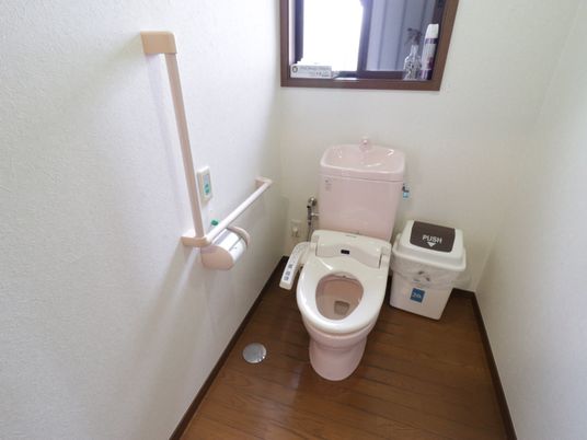 バリアフリー設計のトイレ