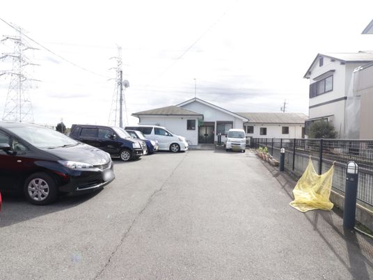 広々とした駐車場のある外観
