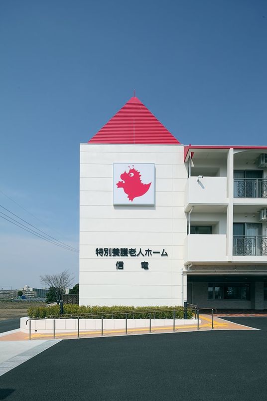 看板が映る外観