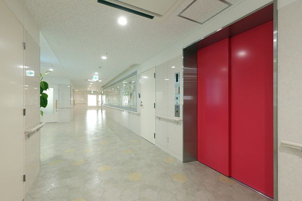 赤いエレベーターの廊下