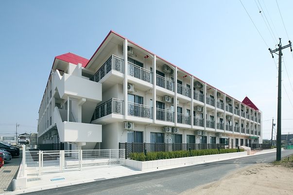 広々とした外観