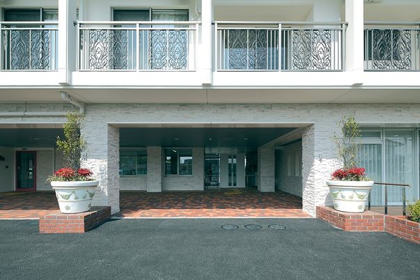 モダンな入口の外観