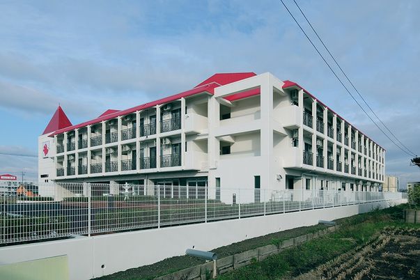 三階建ての建物外観  