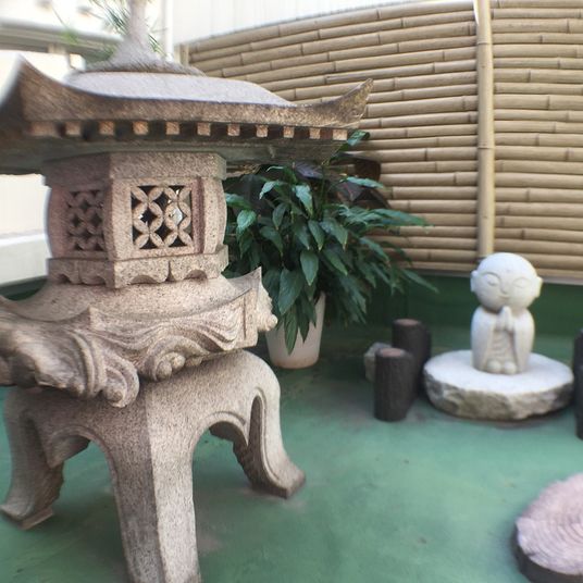 静かな中庭の灯篭