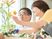 花を活ける利用者とスタッフ