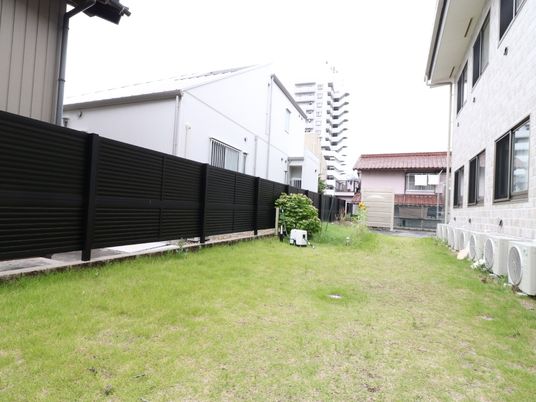 緑の芝生がある中庭