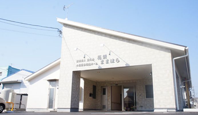 明るい建物の外観