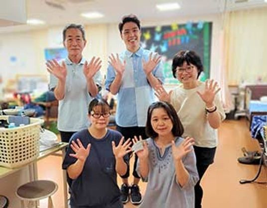 笑顔のスタッフがいる室内