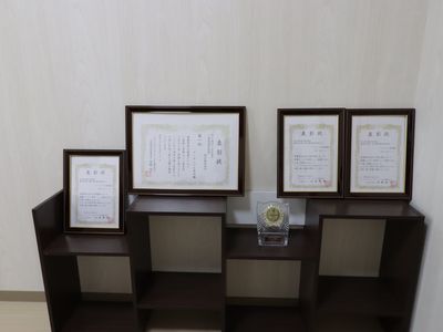 賞状とトロフィーの陳列棚