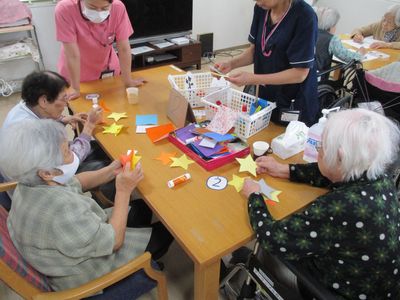 工作活動する利用者と職員