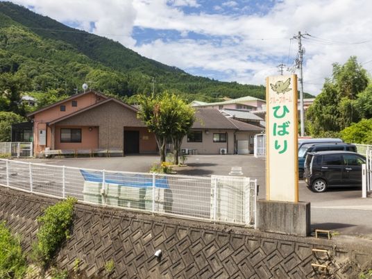 看板の前の建物