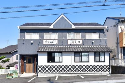 青い外壁の建物