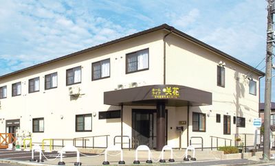 シンプルな建物の外観